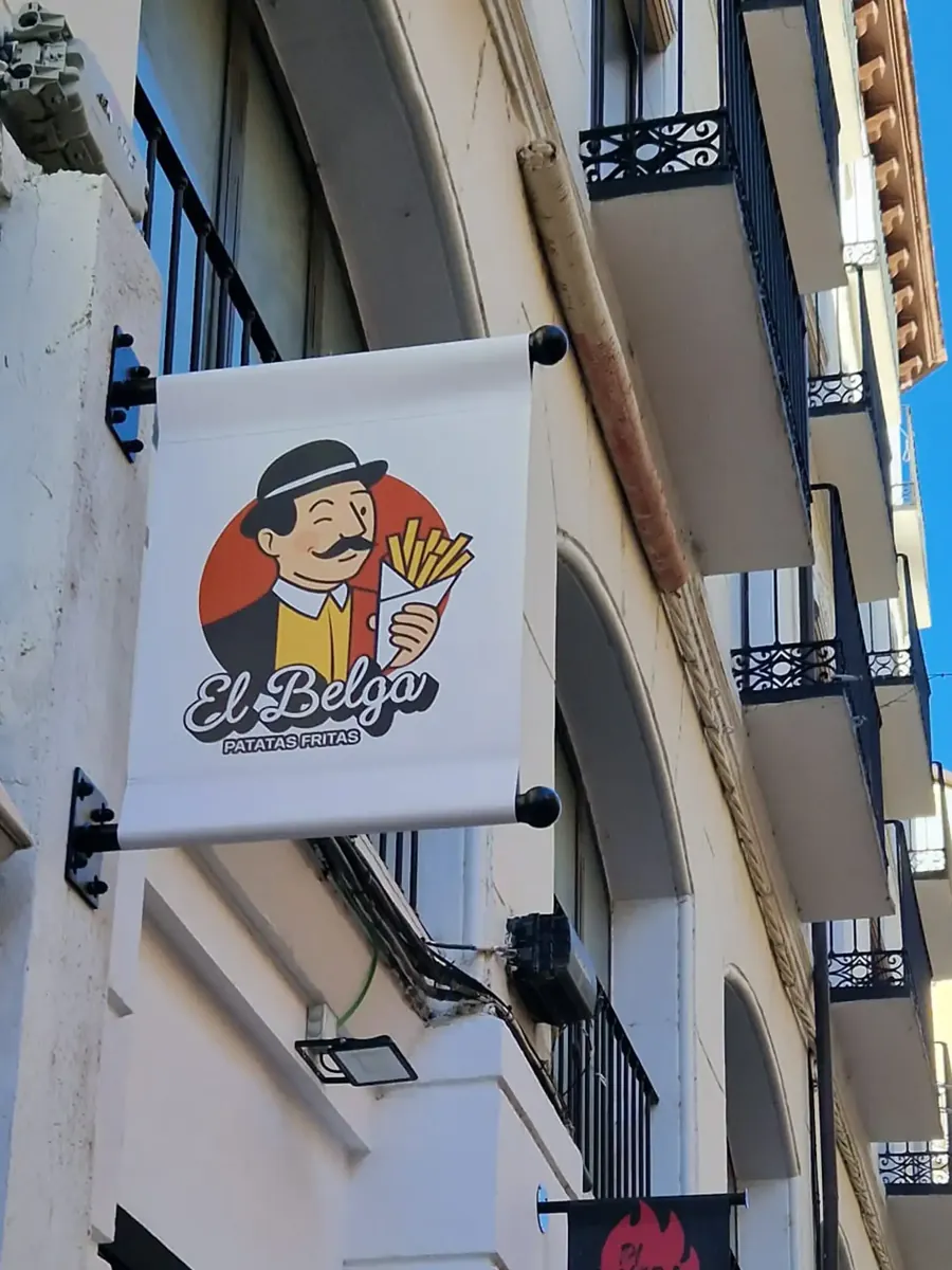 Banderola de El Belga Fritas con su identidad gráfica