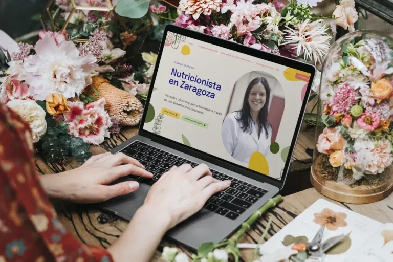 Web de una consulta de nutrición mostrada en un portátil
